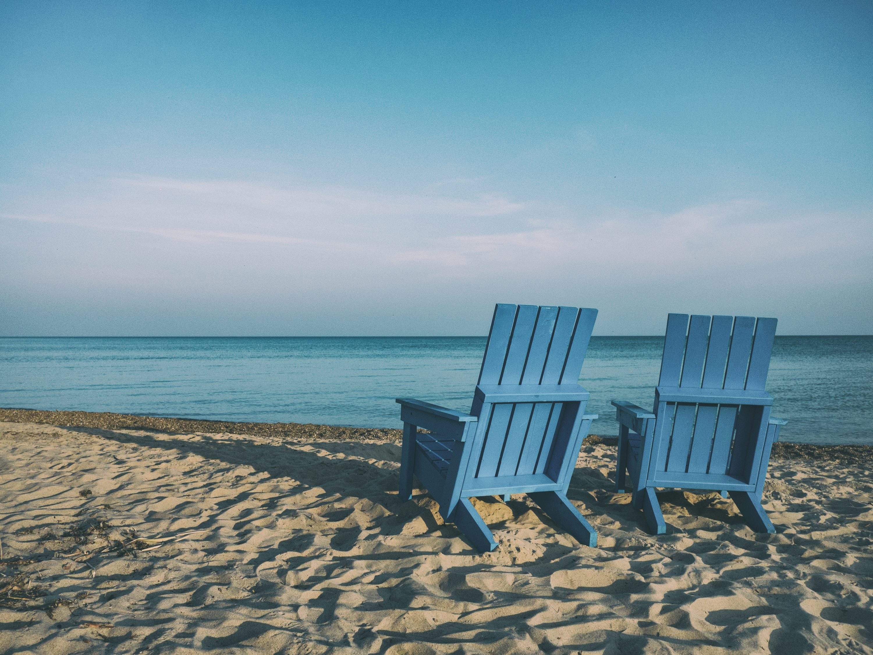 해변의 푸른 의자 (Les Chaises Bleues)